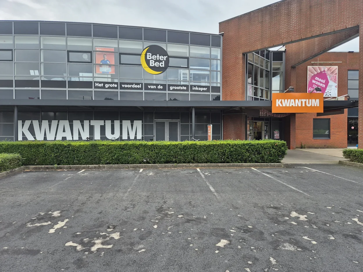 Voorgevel van Kwantum in Woerden