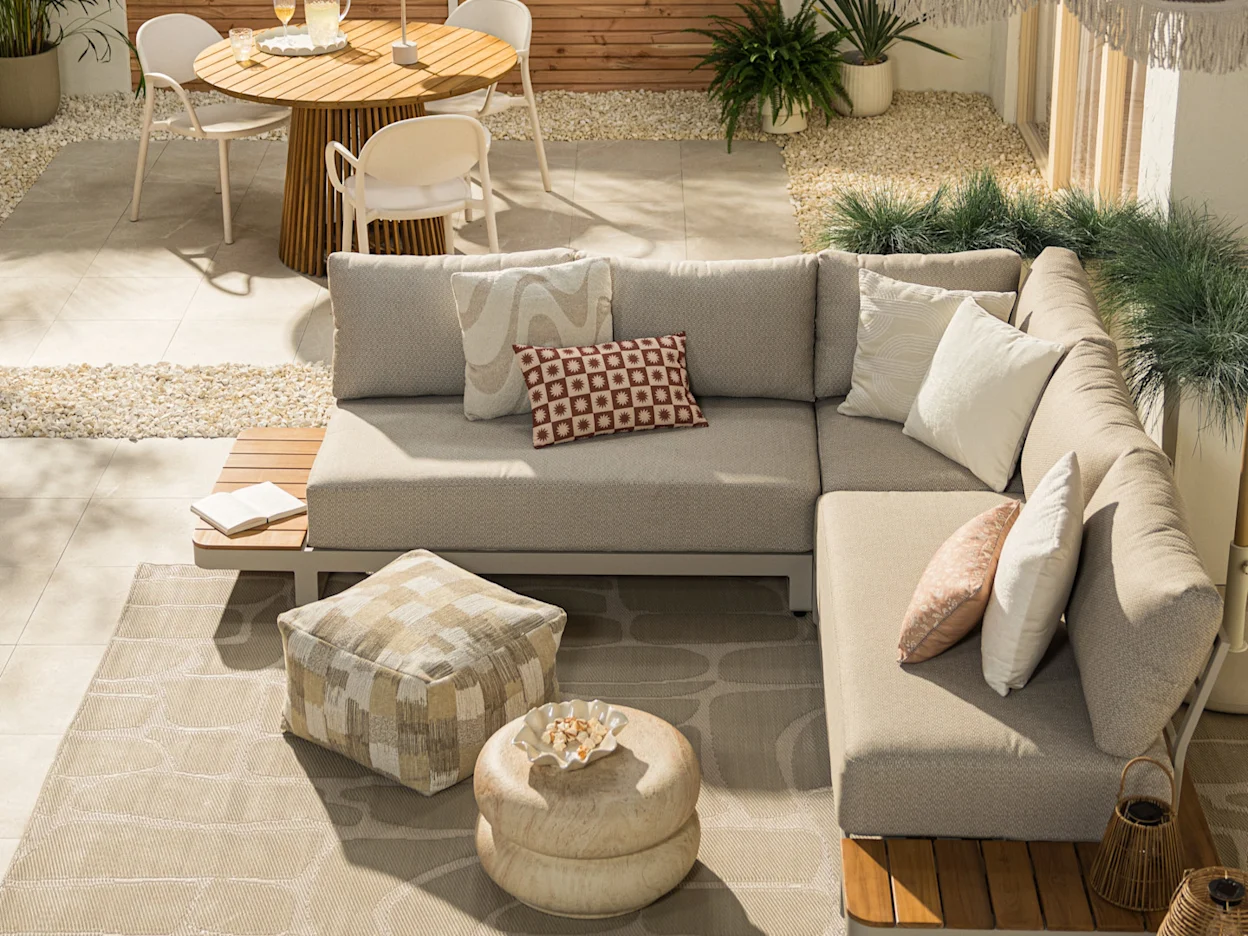 Naturel loungeset met beige kussens en hout