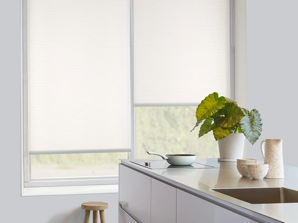 Lichtdoorlatende witte rolgordijnen in de keuken