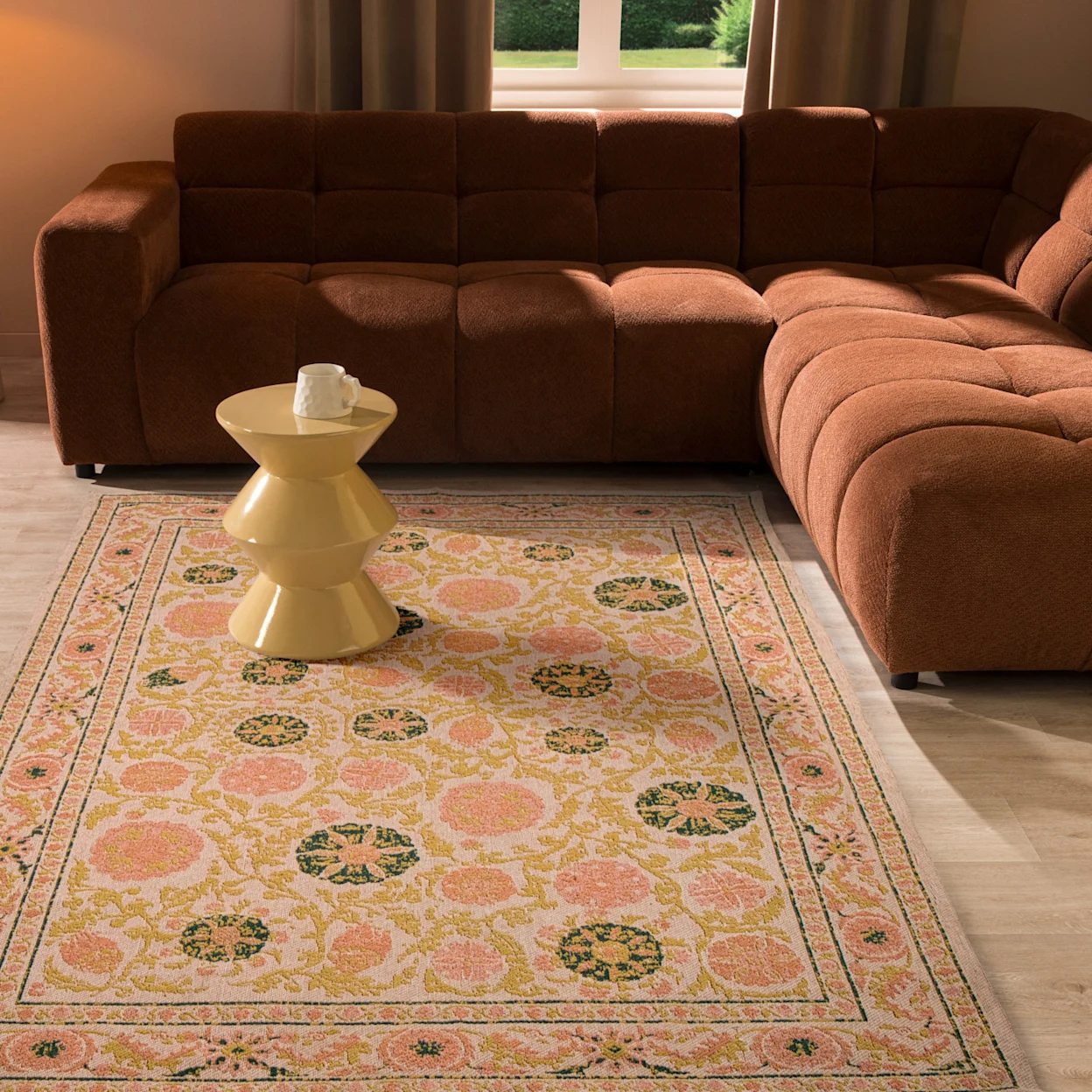 Bruine hoekbank in een retro stijl met opvallend vloerkleed