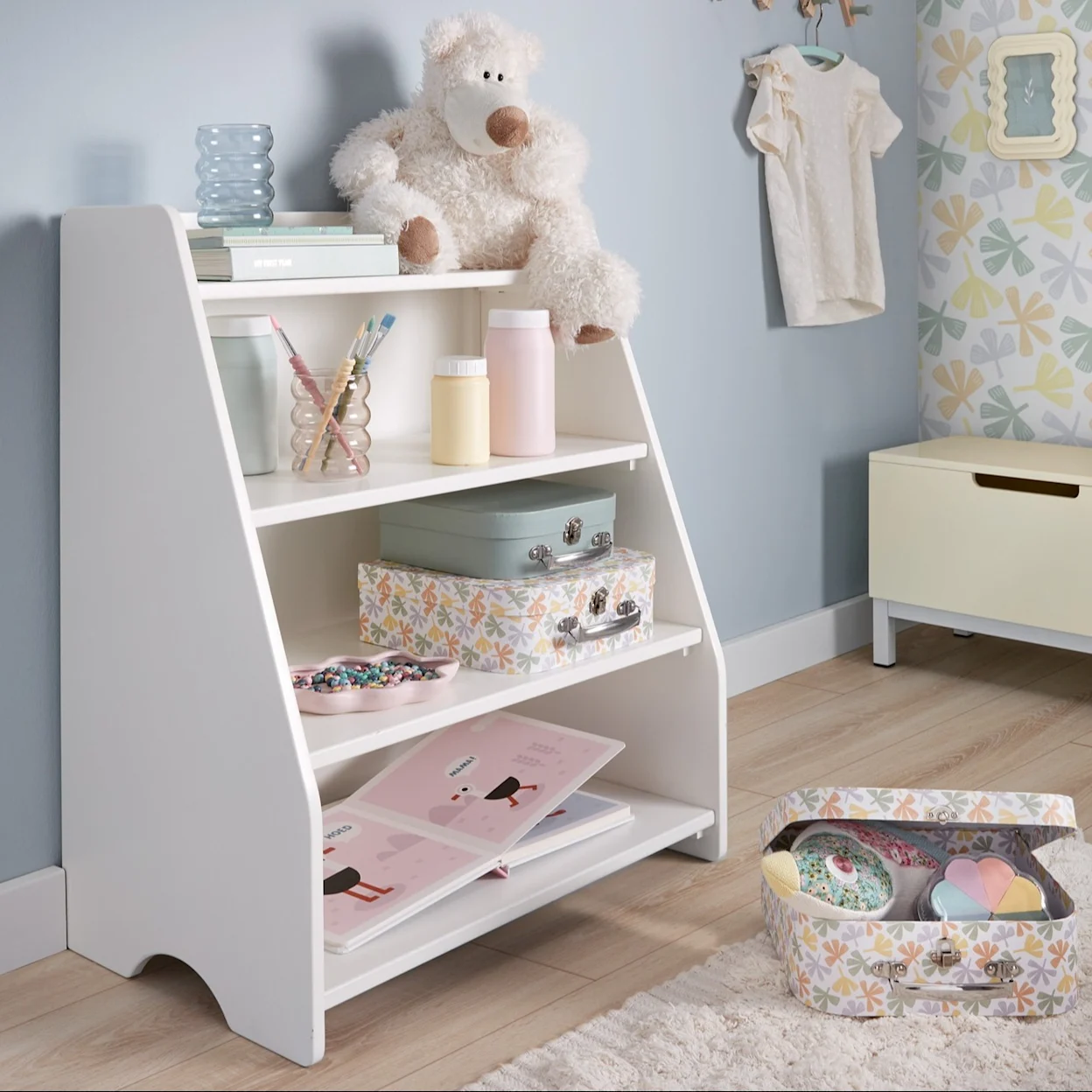 Witte boekenkast in kinderkamer