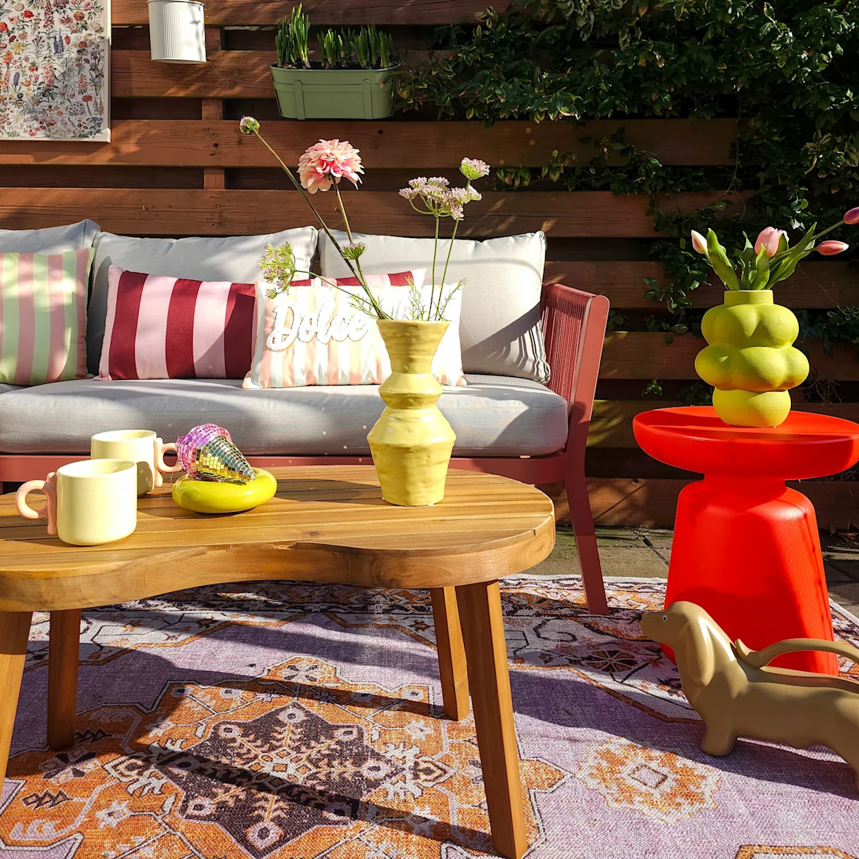 Een kleurrijke loungeplek in de tuin van @mevrouwstyling