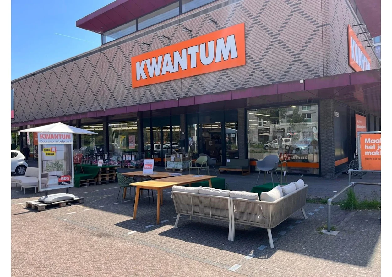 Voorgevel van Kwantum in Amsterdam Noord