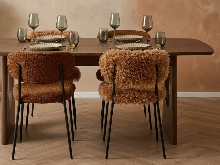 Luxe eettafel zwart rond in hotel chic eethoek