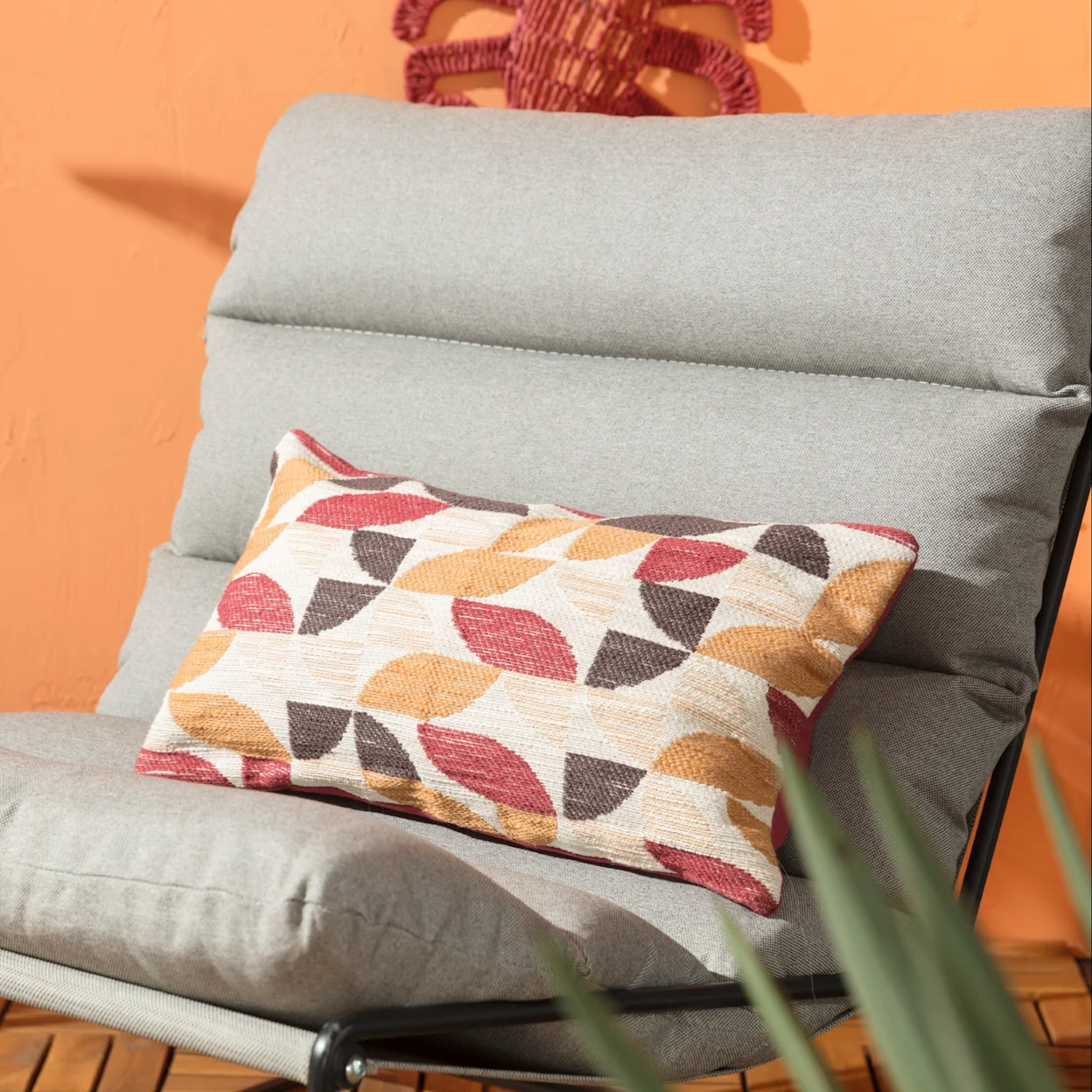 Kleurrijke tuinkussens en loungestoelen