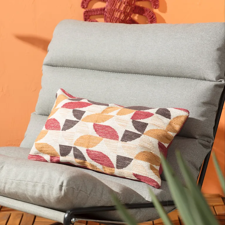 Kleurrijke tuinkussens en loungestoelen