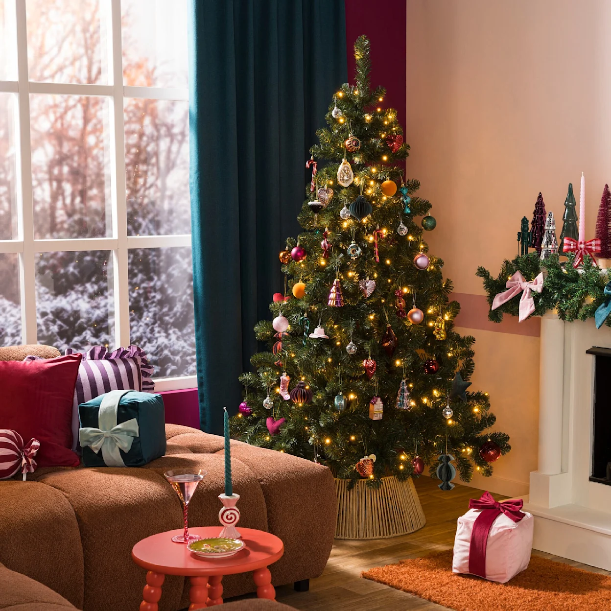 Kerstboom in kleurrijke setting, met kleurrijke accenten