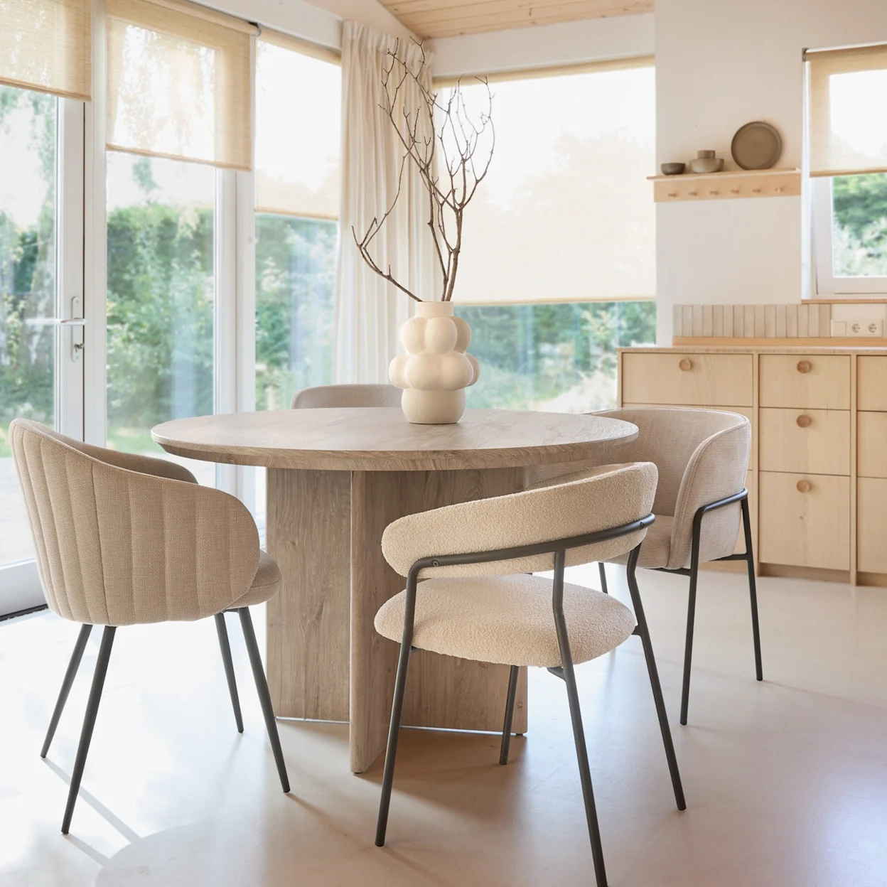 Een eethoek en keuken in Scandinavische stijl