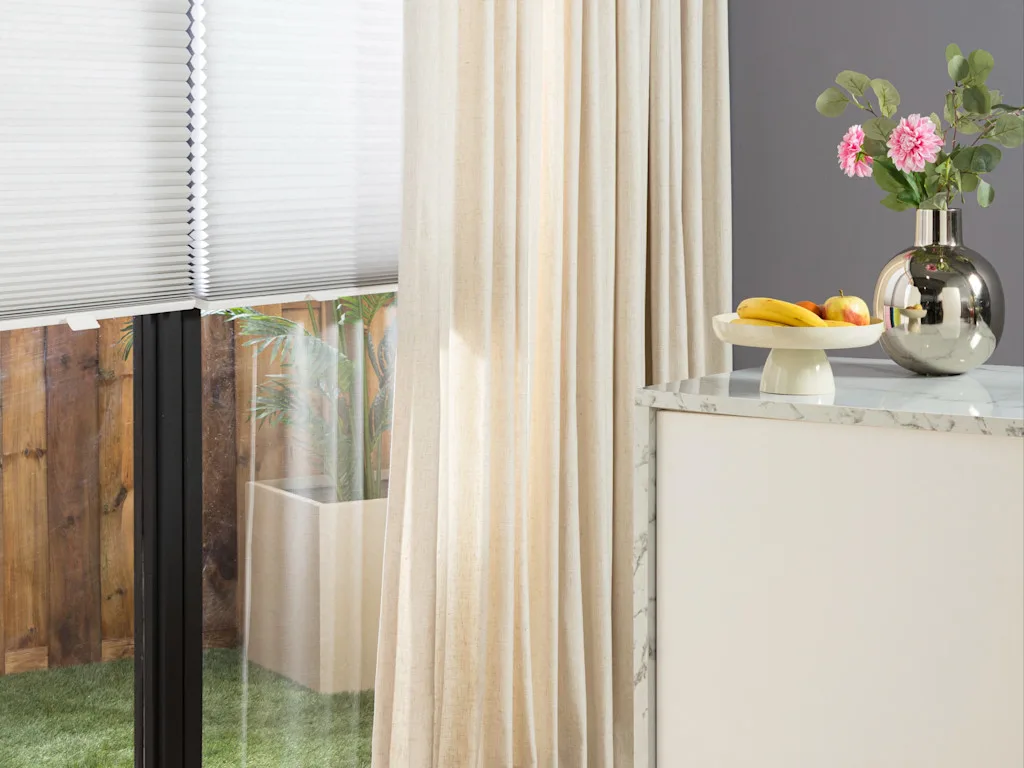 Beige gordijnen en plisse in keuken