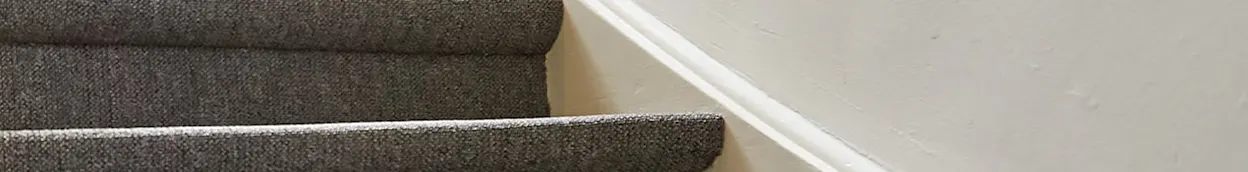 Donker tapijt bekleding op de trap