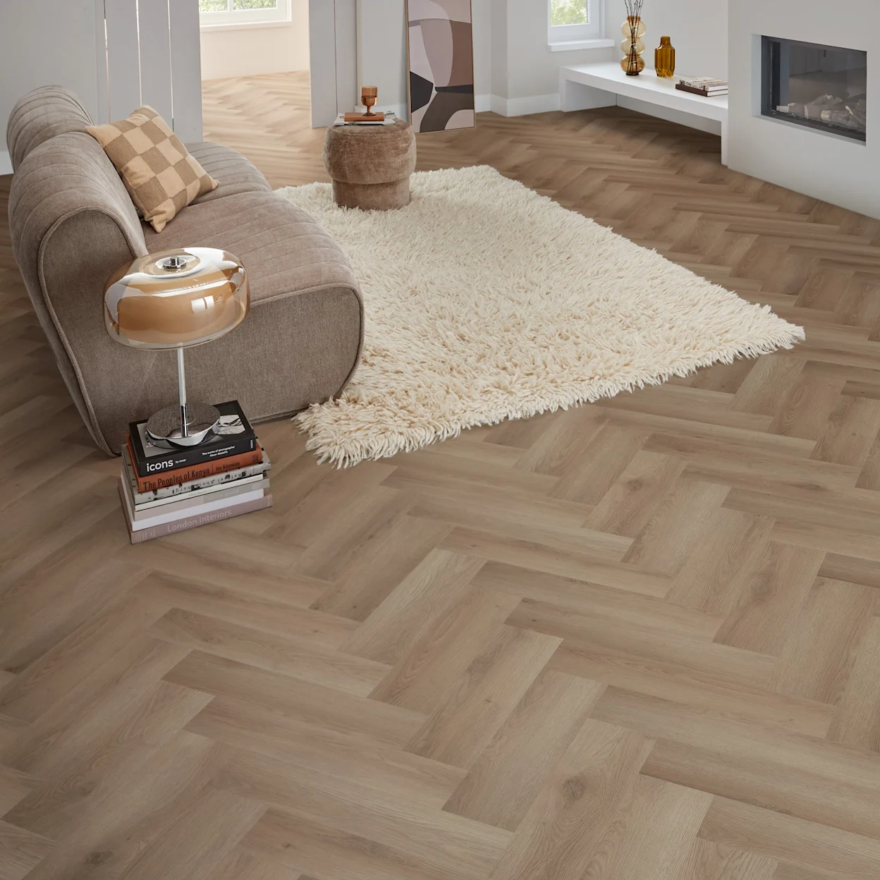 Een warme visgraatvloer is dé perfecte basis in een hotel chique woonkamer