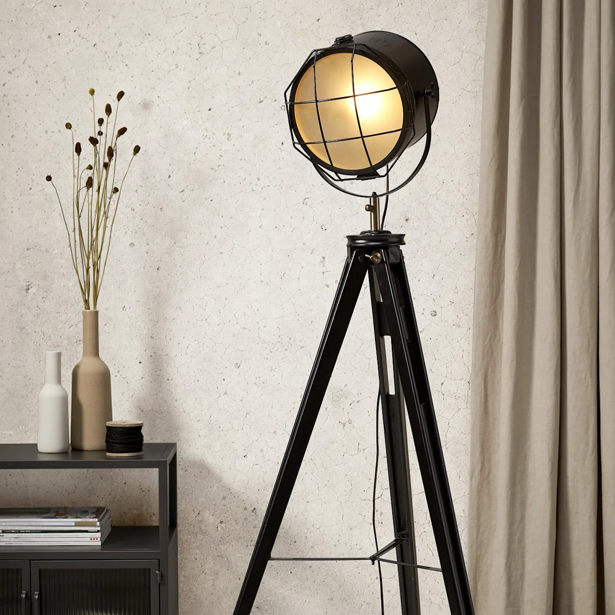 Industrieel wonen met robuuste meubels van hout en staal en donkere tinten