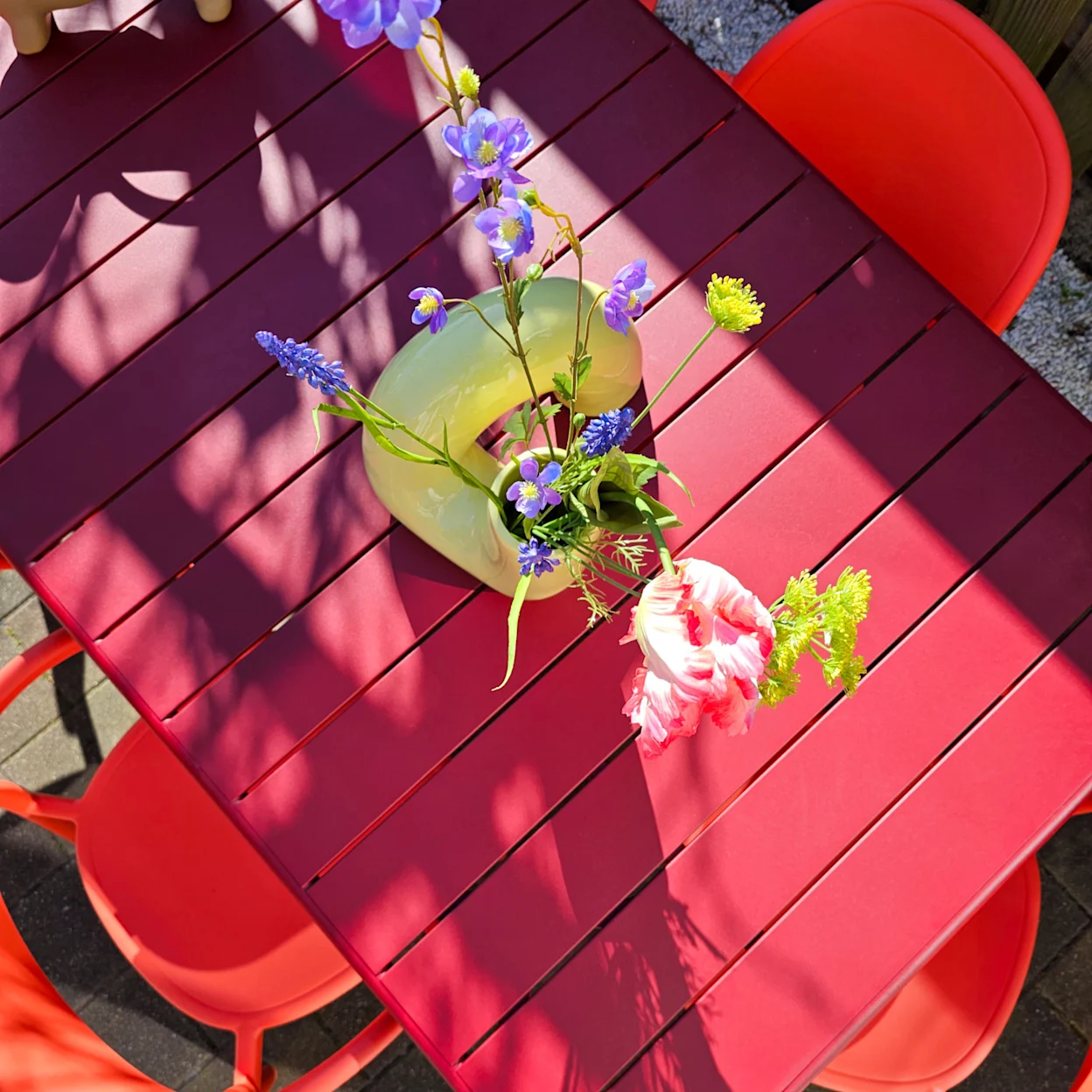Shot van boven op de rode tuinset