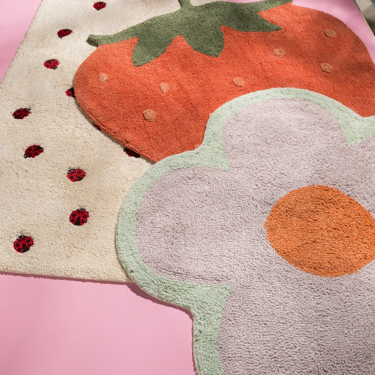 Kleurrijke vloerkleden in bloemvorm, met lieveheersbeestjes en in aardbei vorm