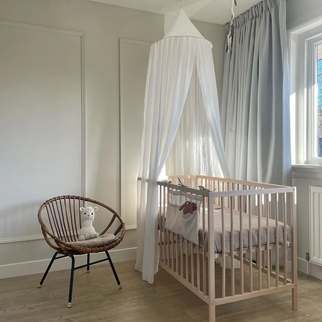 Blauwe gordijnen en vitrage voor babykamer