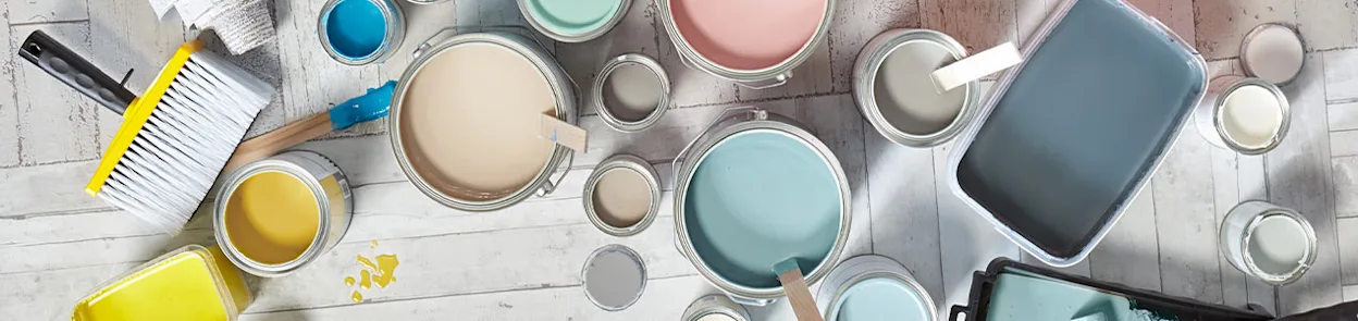 Verschillende kleuren muurverf in potjes