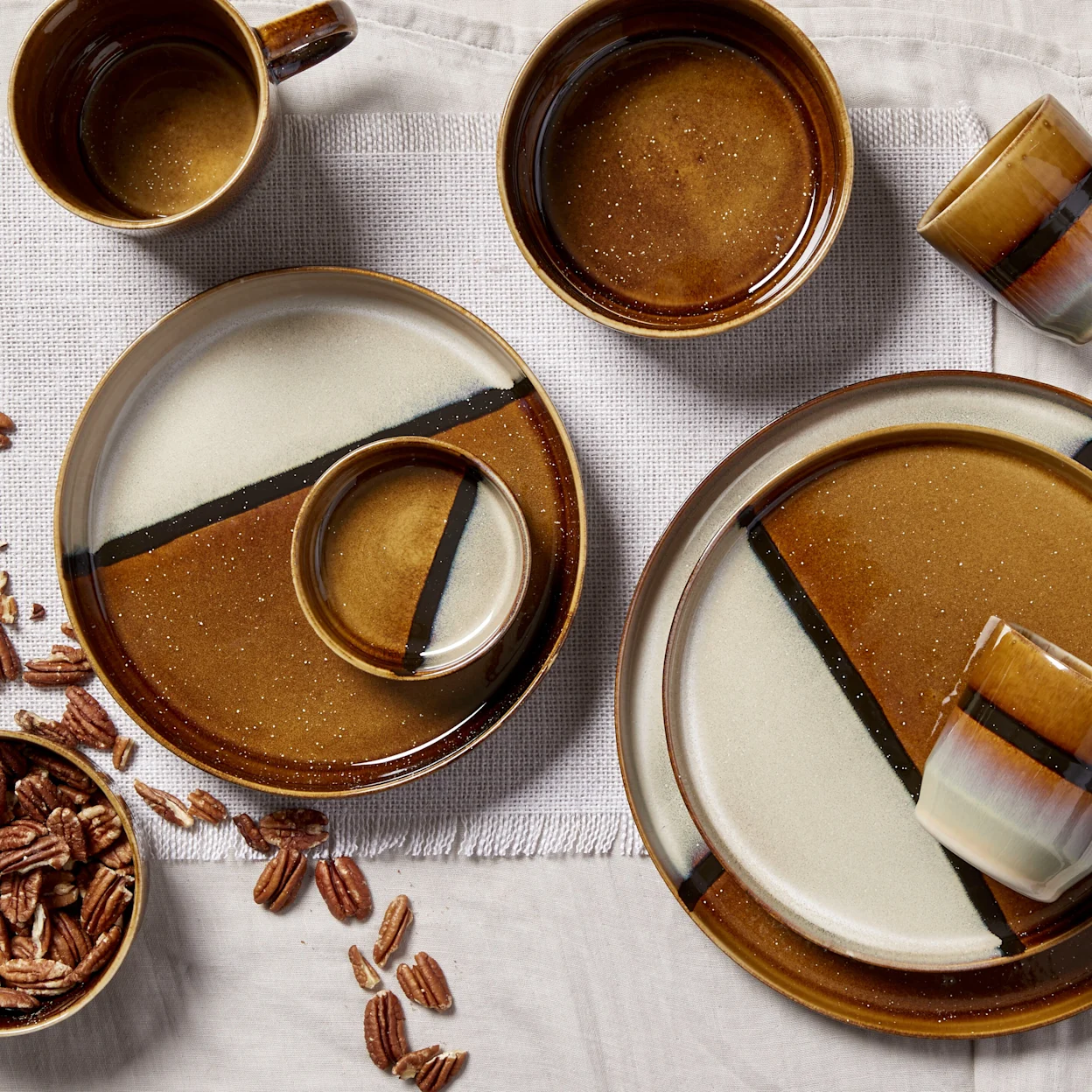 Bruin retro servies met streep
