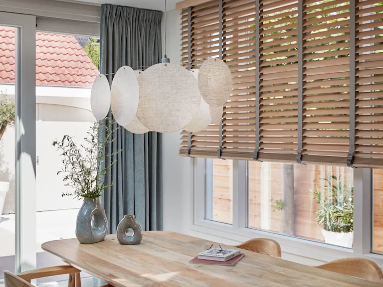 Scandinavische hanglamp van stof boven een eettafel
