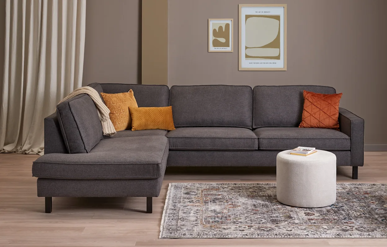 Vloerkleed bij grijze bank