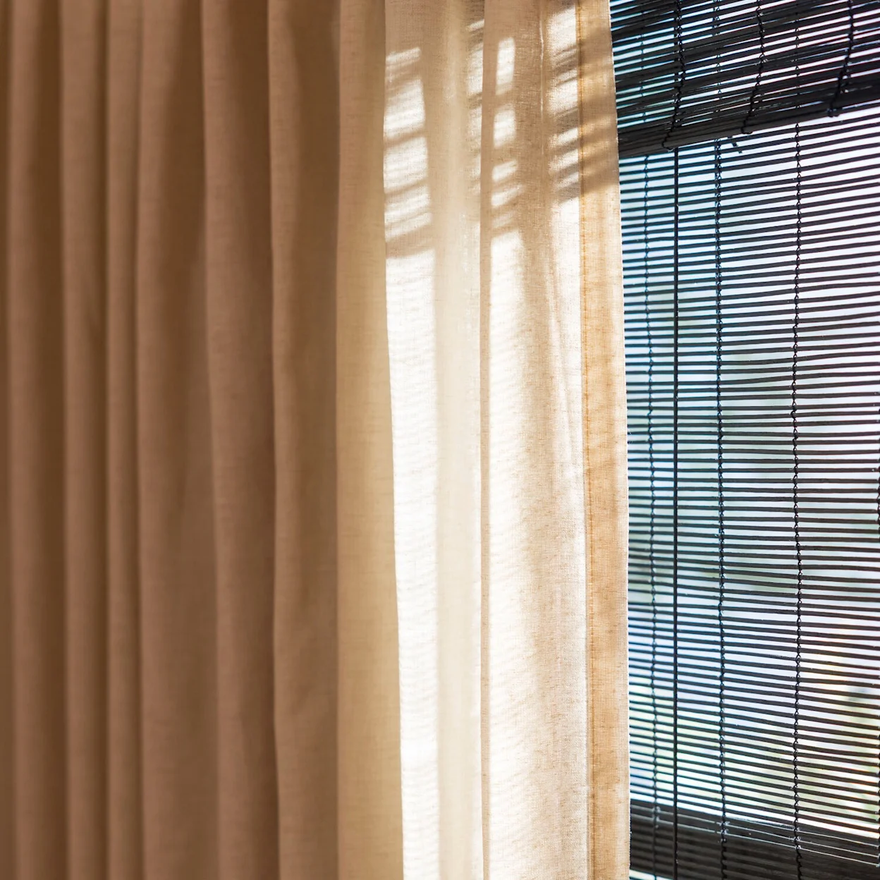 Zandkleurige inbetween Jamila voor zwarte bamboe rolgordijnen