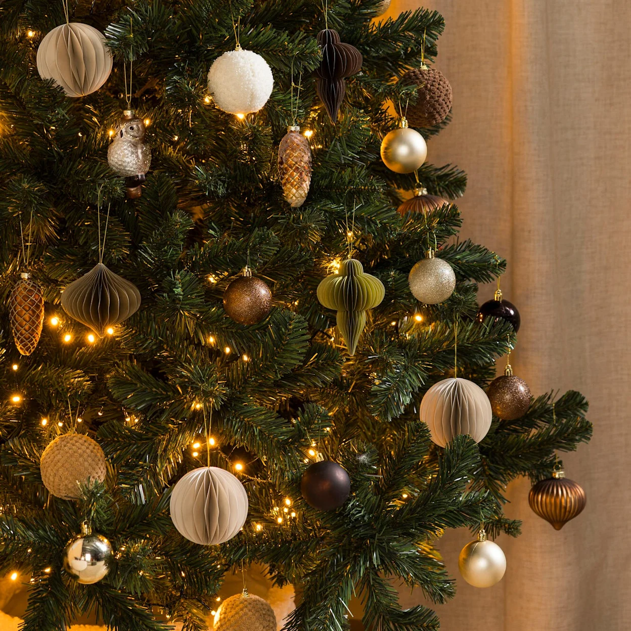 Papieren kerstballen in beige en bruintinten