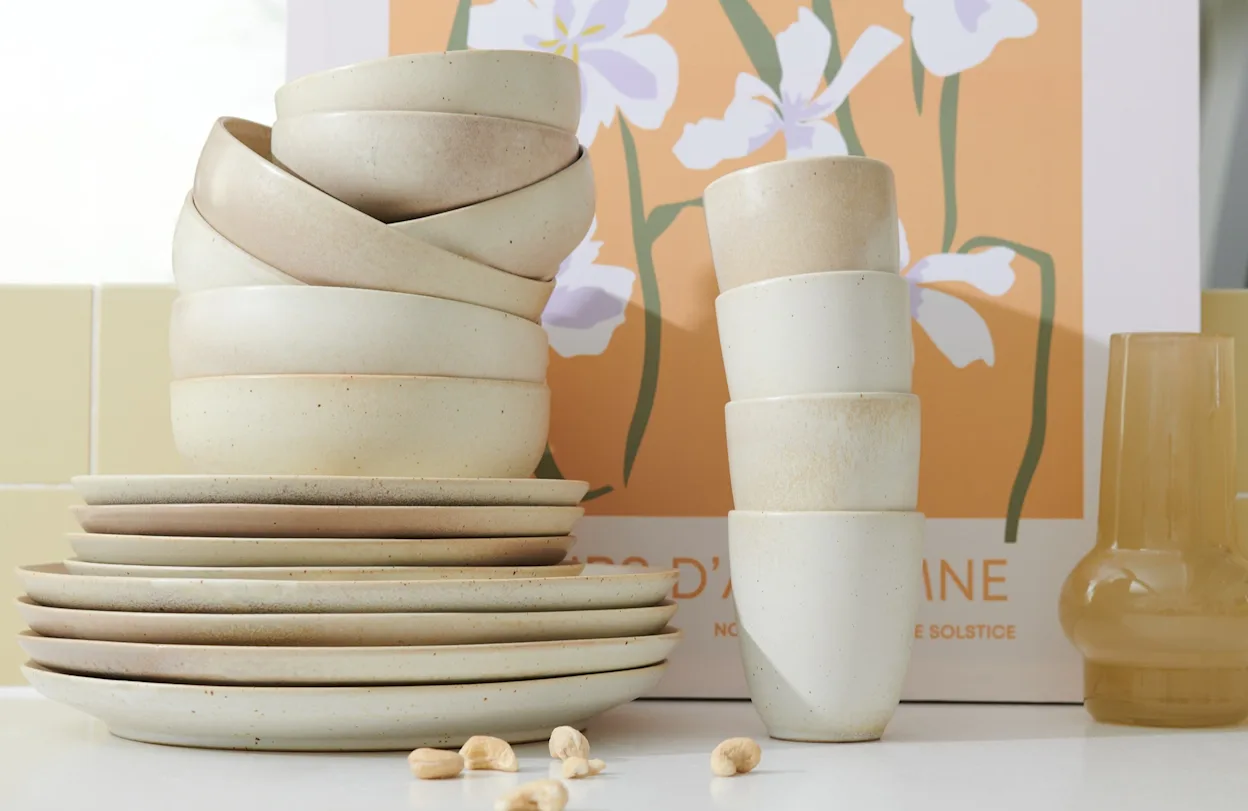 Scandinavisch servies van licht aardewerk