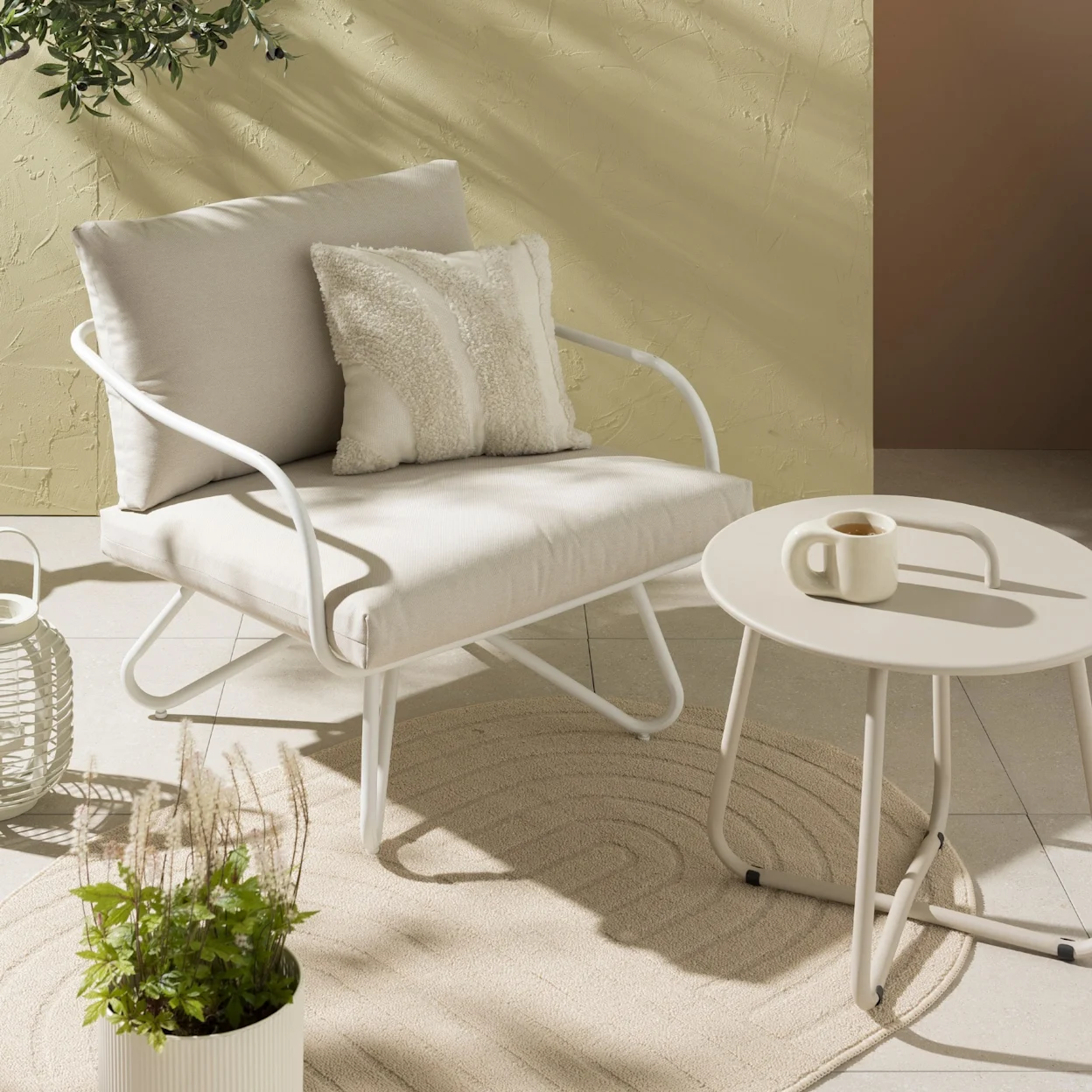 Moderne loungestoel met zebraprint sierkussen