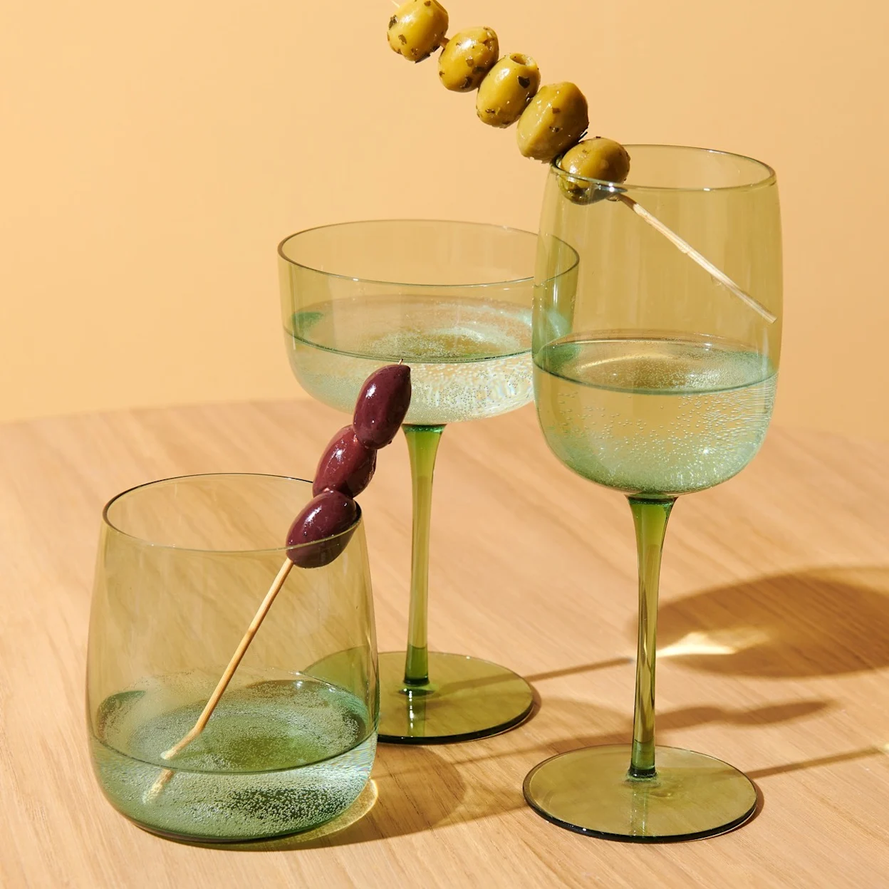 Retro drinkglazen van groen doorzichtig glas