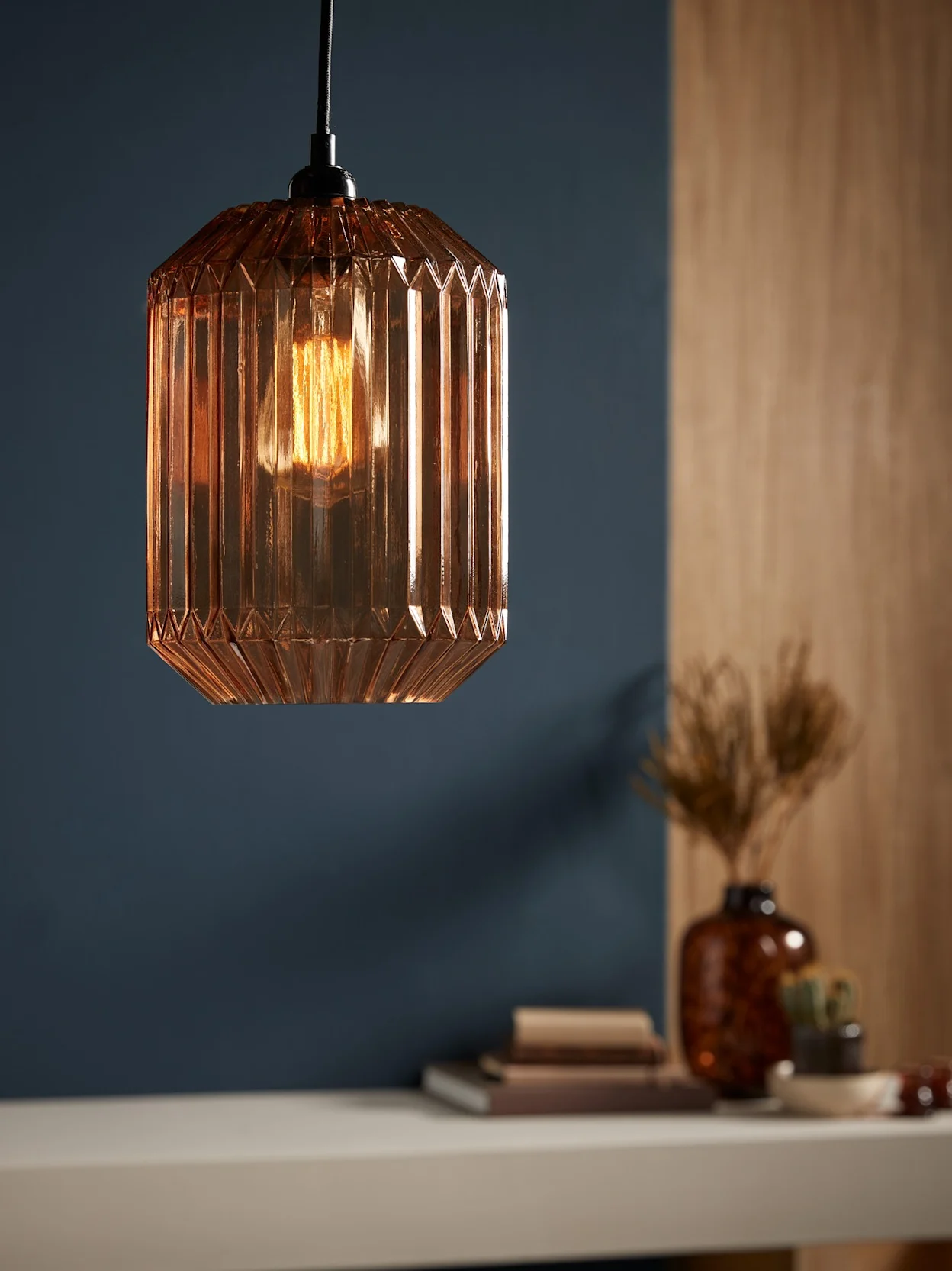 Bruine hanglamp van geribbeld glas 