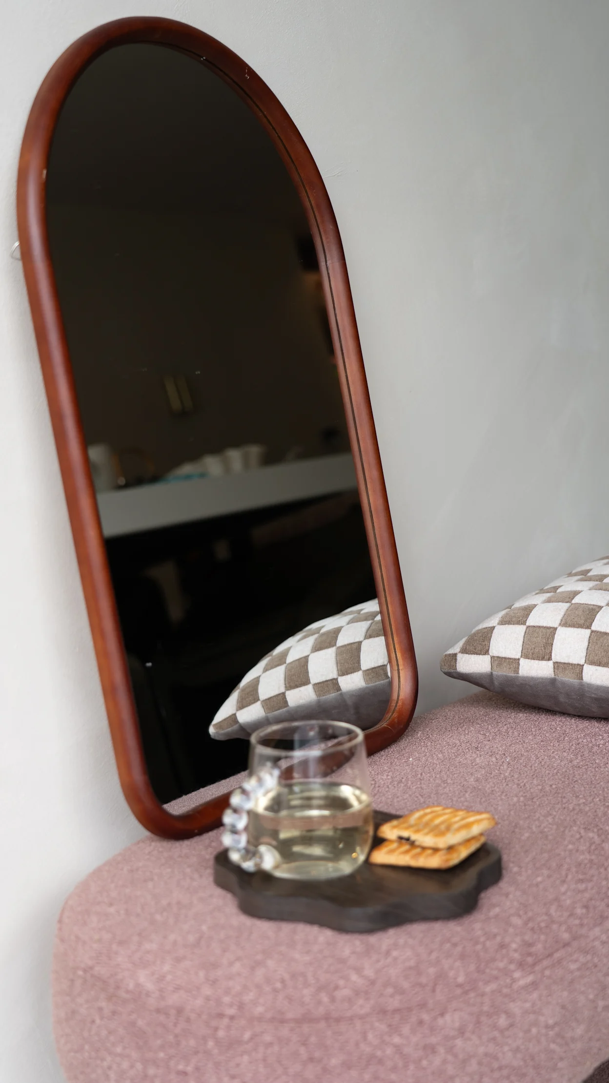 Ronde wandspiegel van donker hout