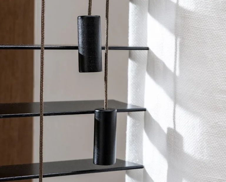 Houten jaloezieën met ladderkoord