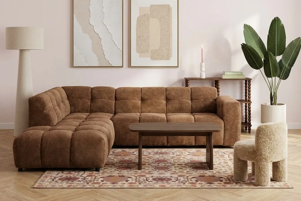 Ovale bijzettafel van donker hout in een zithoek