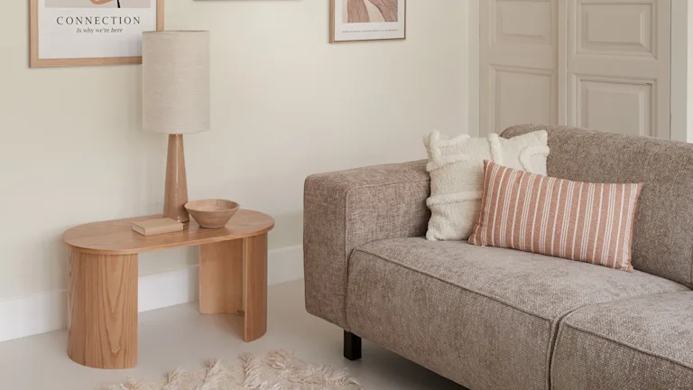Ovale bijzettafel van hout in een Scandinavisch interieur