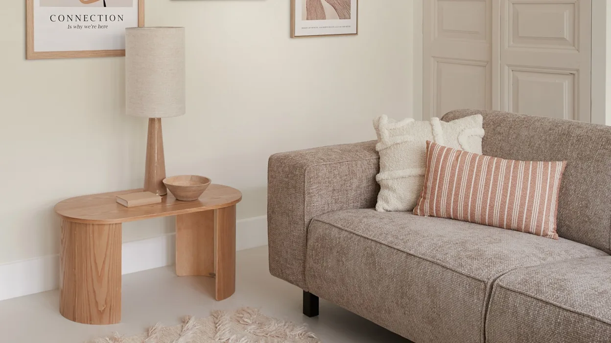Ovale bijzettafel van hout in een Scandinavisch interieur