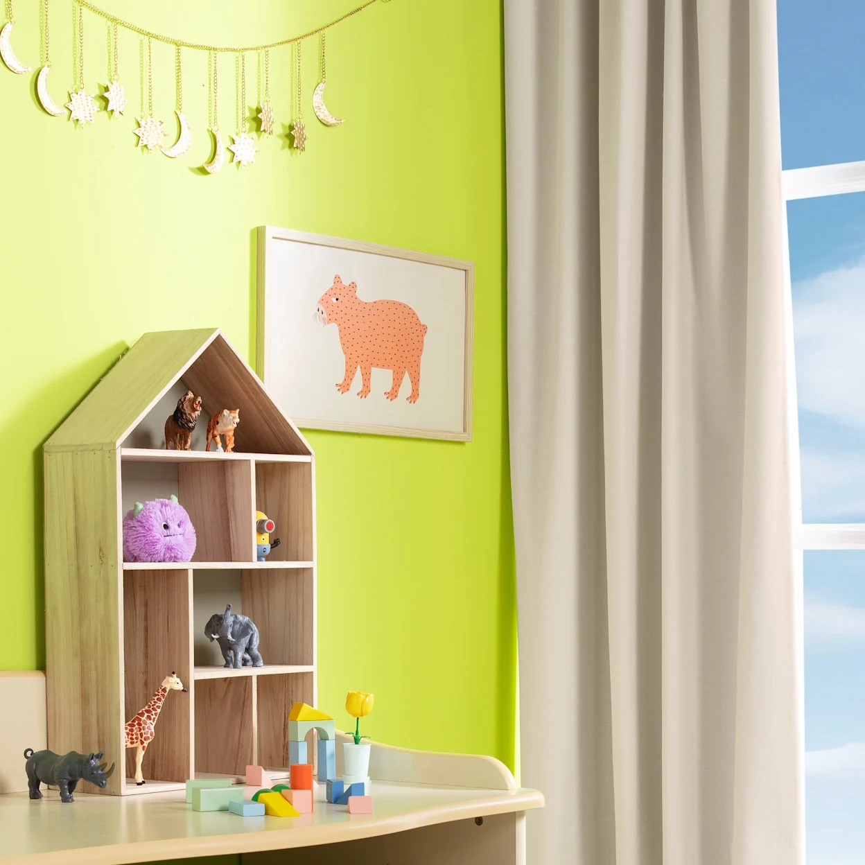 Accessoires in kinderkamer met gordijn