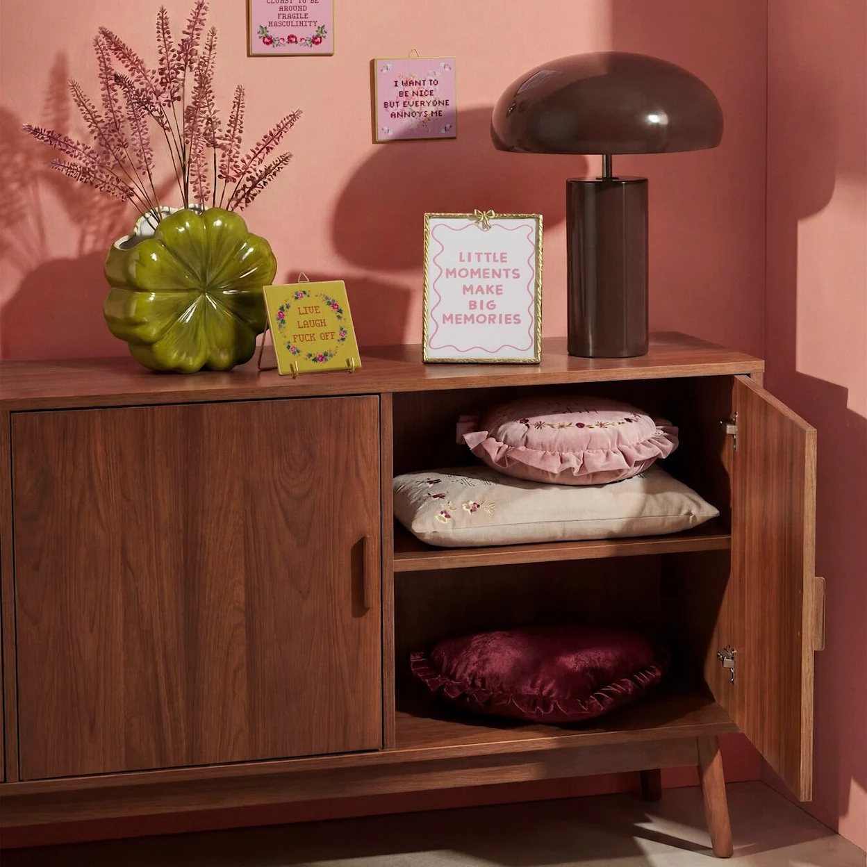 Houten dressoir kast met woonaccessoires