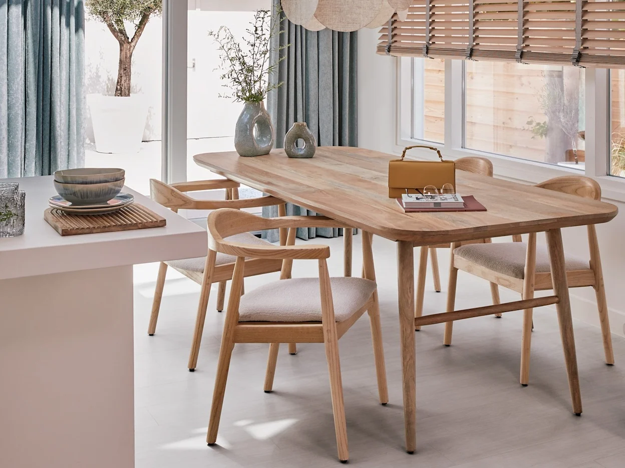 Deens ovaal eettafel in moderne eethoek setting