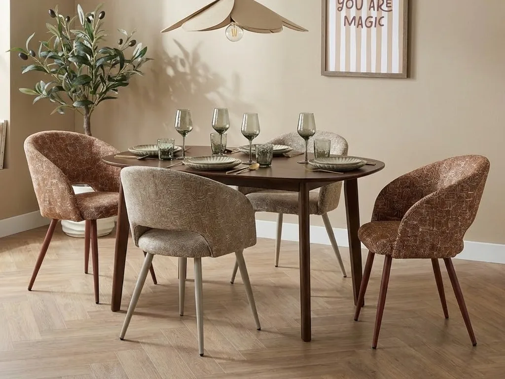 Deens ovaal eettafel donker hout in moderne eethoek setting