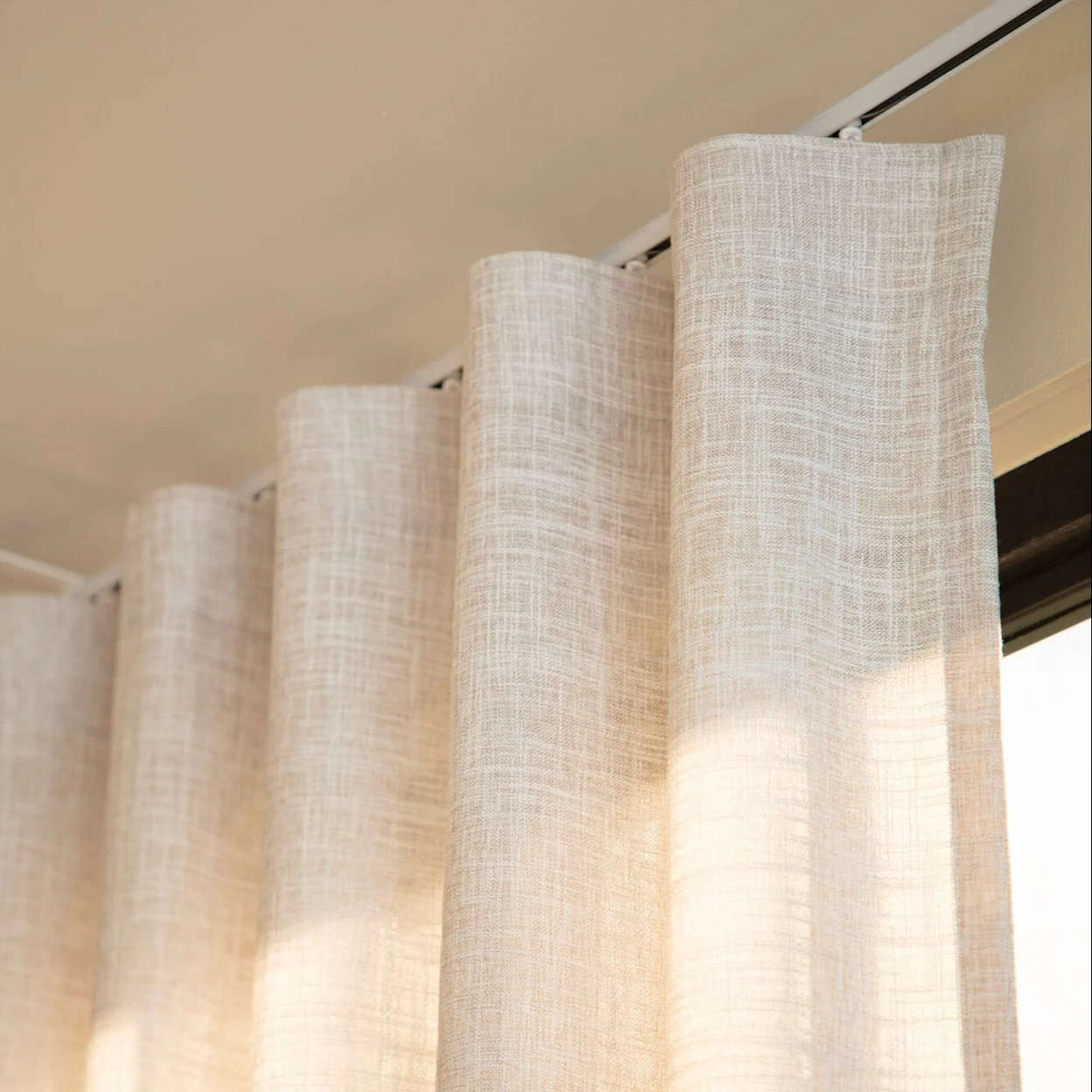 Een waveplooi gordijn past helemaal in de Scandinavische woontrend