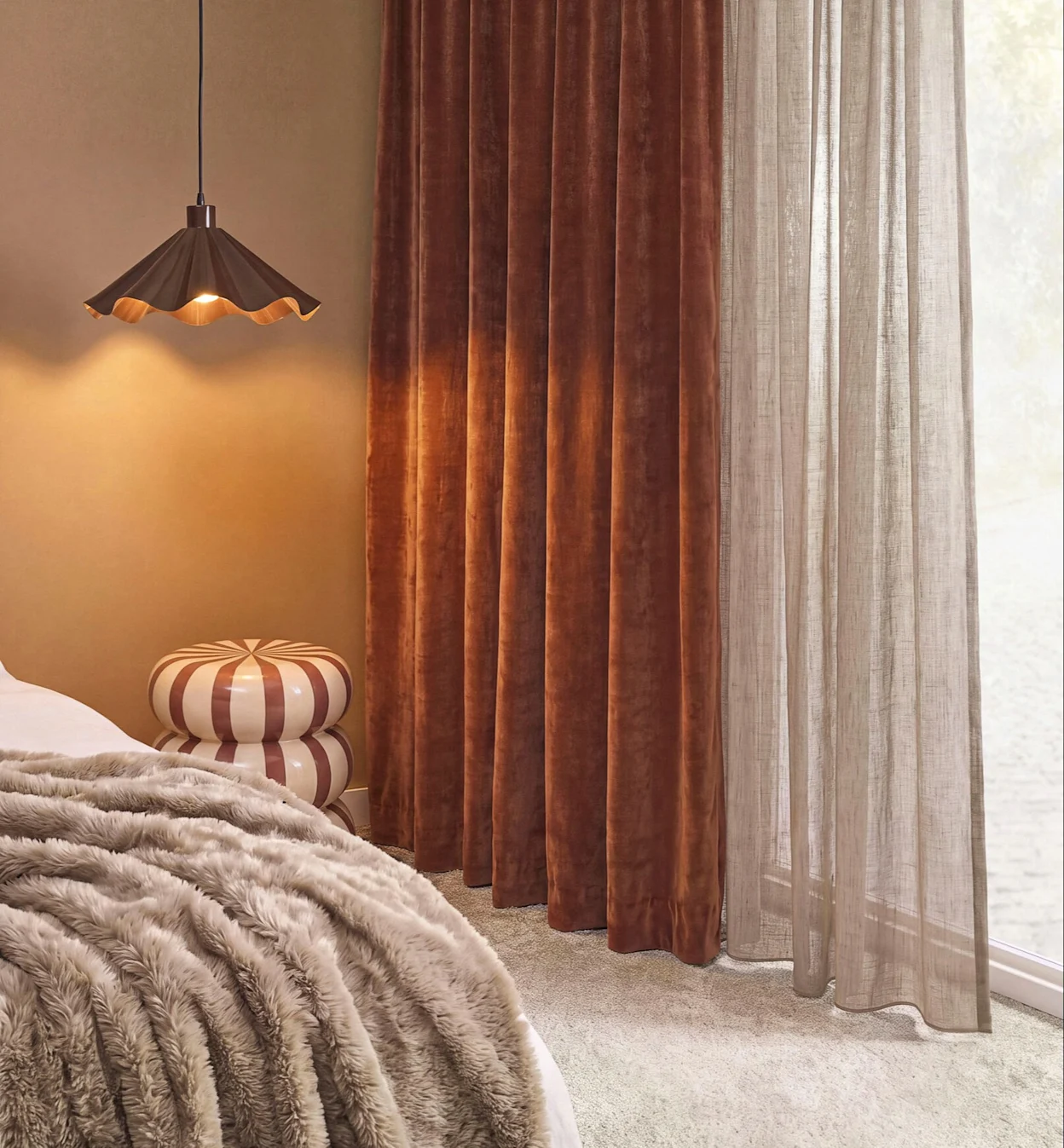 Lang terra velours gordijnen en beige inbetweens