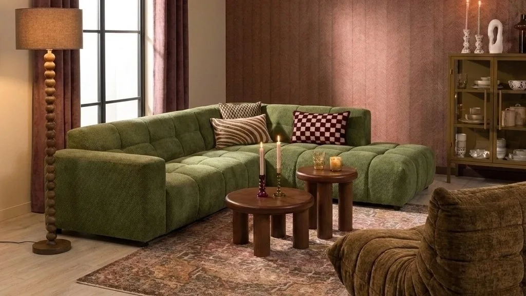 Groene chaise longue bank in sfeervolle woonkamersetting