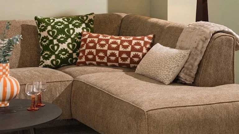 Beige bank met kussens
