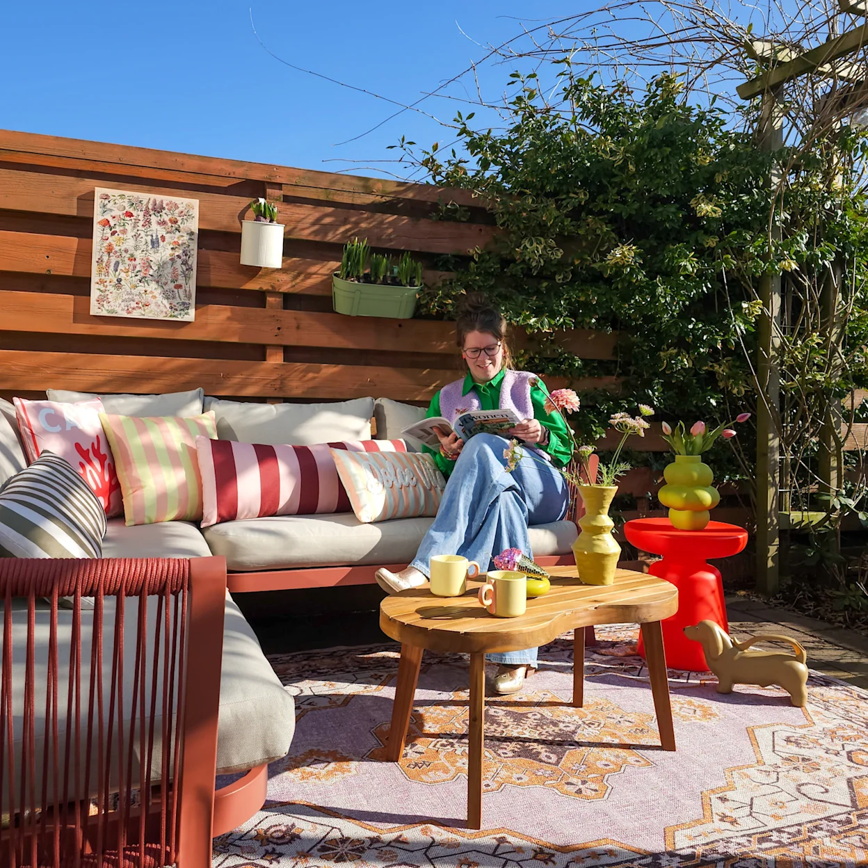 @mevrouwstyling in haar eigen tuin op de felgekleurde loungeset