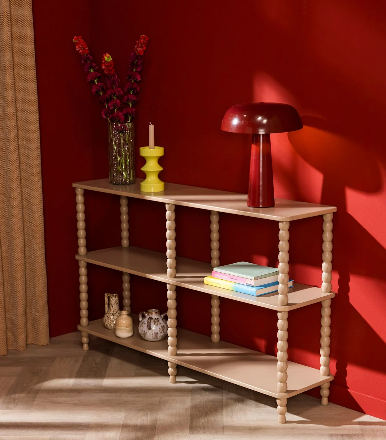 Houten retro kastje met bolvormige accenten en accessoires met jaren 70 vibes