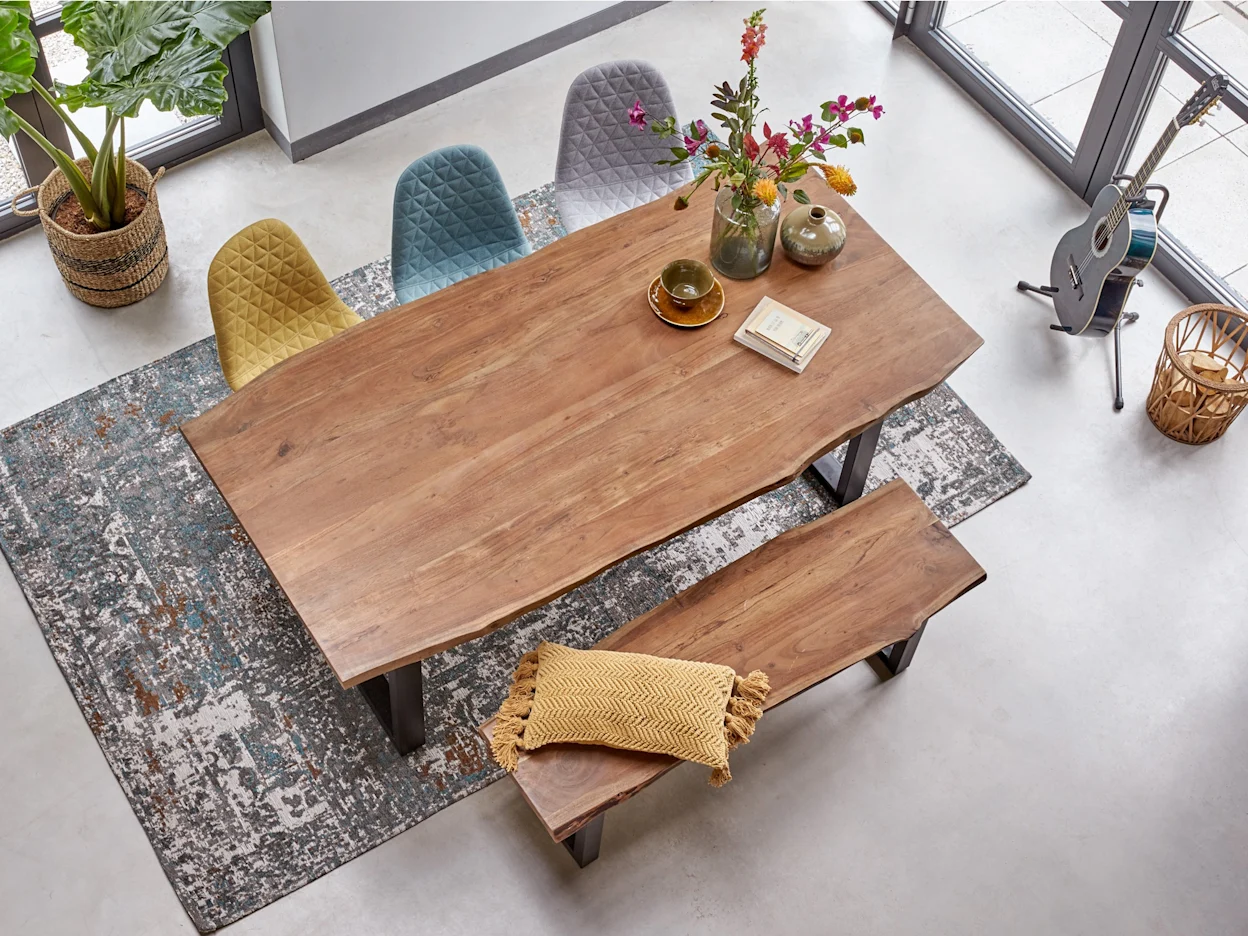 Houten robuuste eettafel in landelijke setting