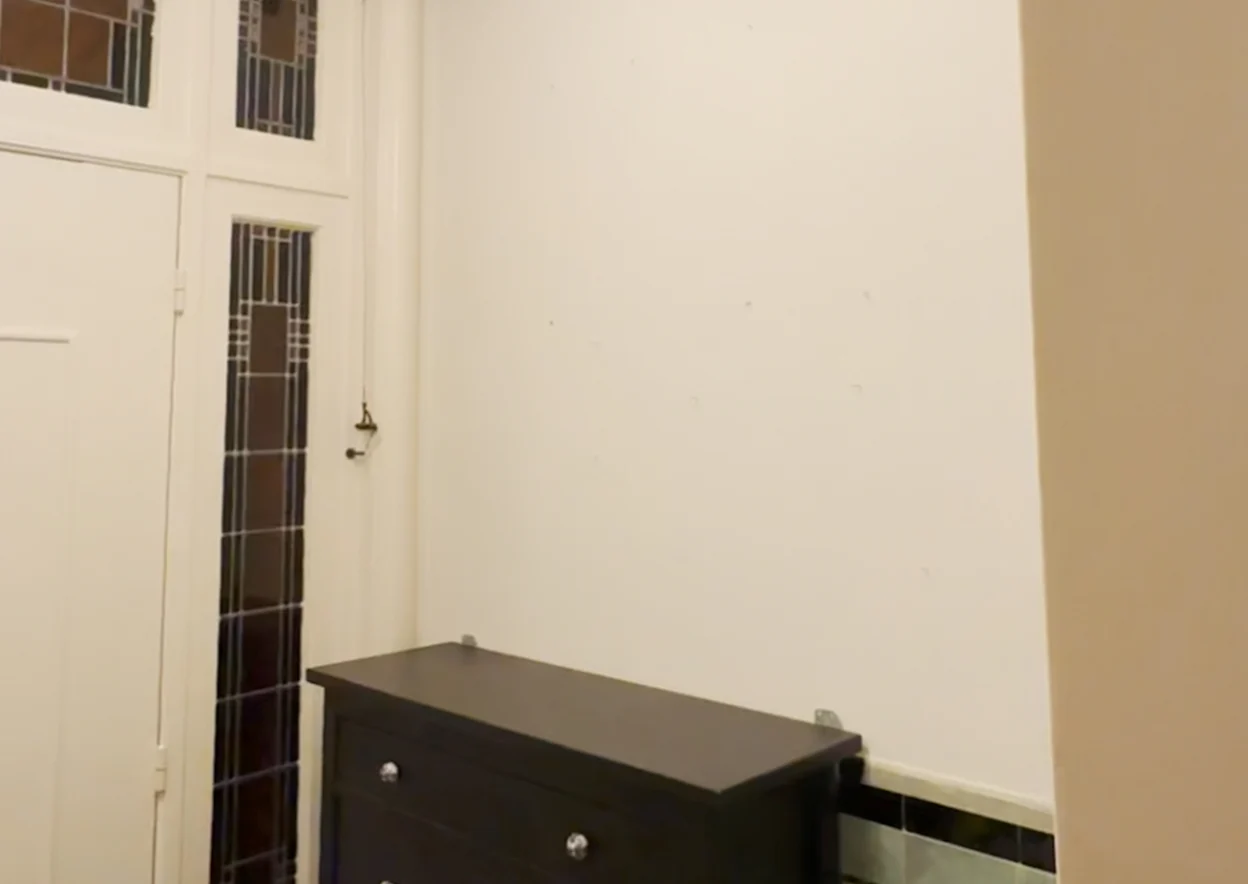 Witte hal zonder verf - before make-over