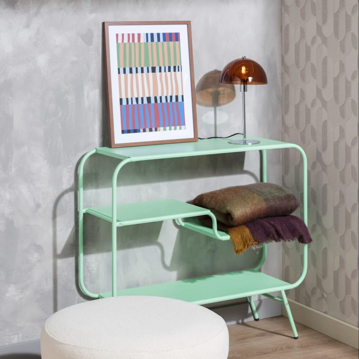 Retro tafellamp met chroom en kleurrijke wanddecoratie