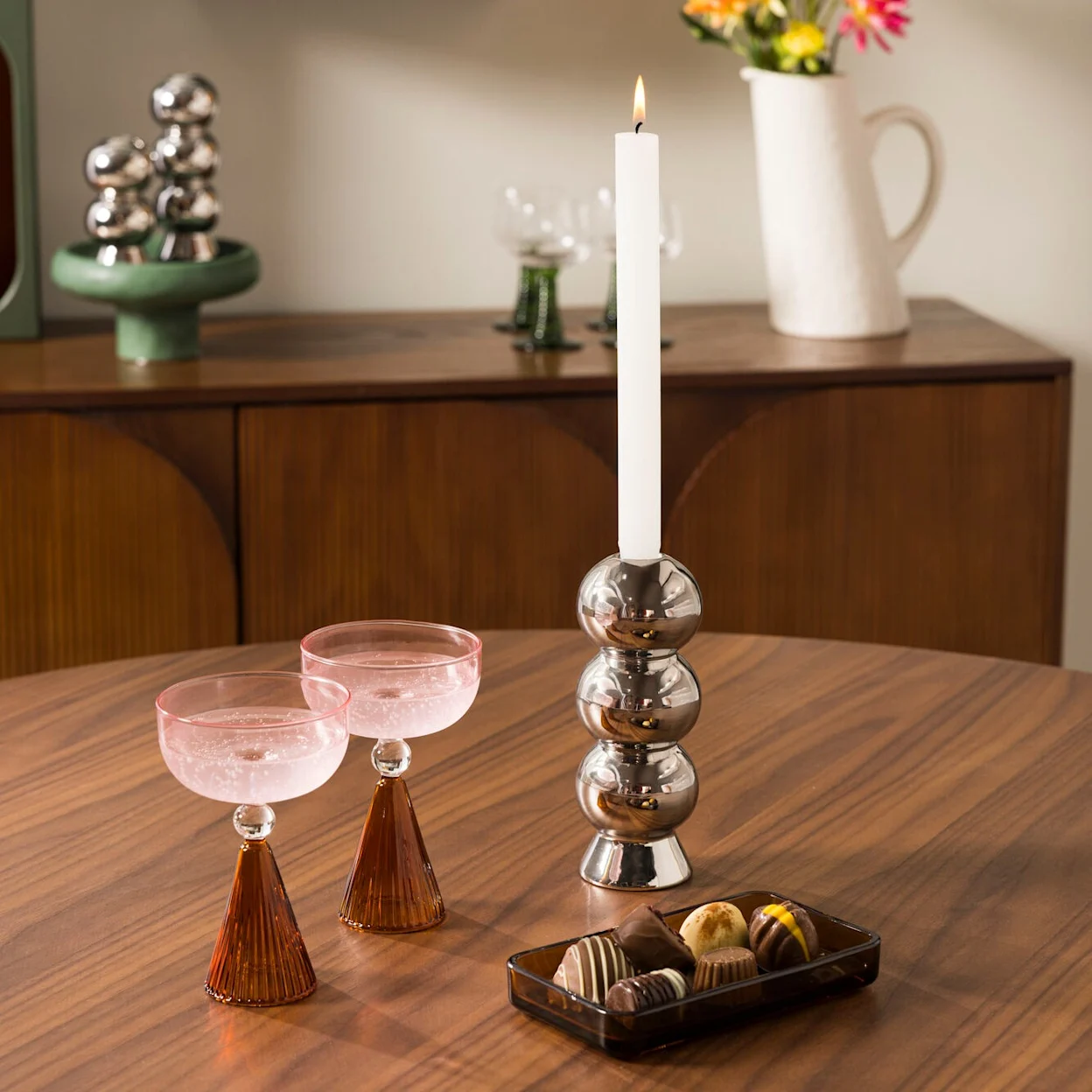 Retro tafelsetting met gekleurde glazen en chroom accenten