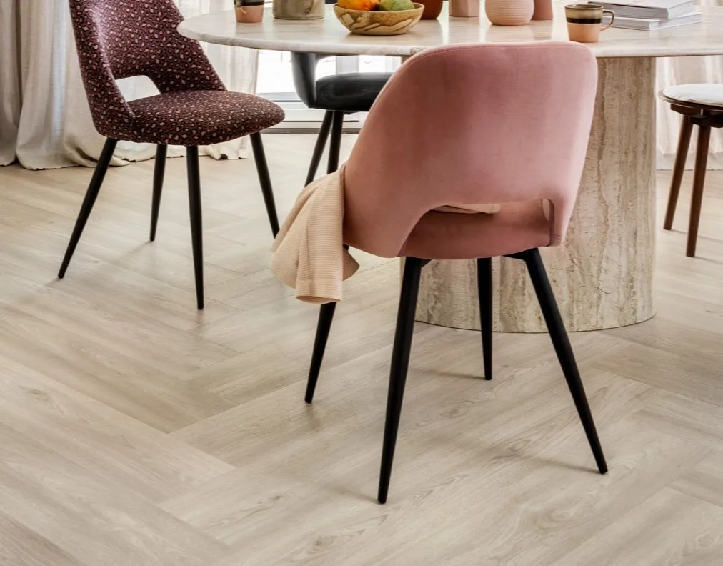Visgraat PVC in de eetkamer