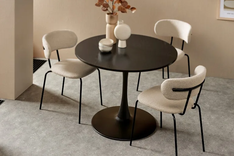 Zwarte ronde eettafel in moderne setting